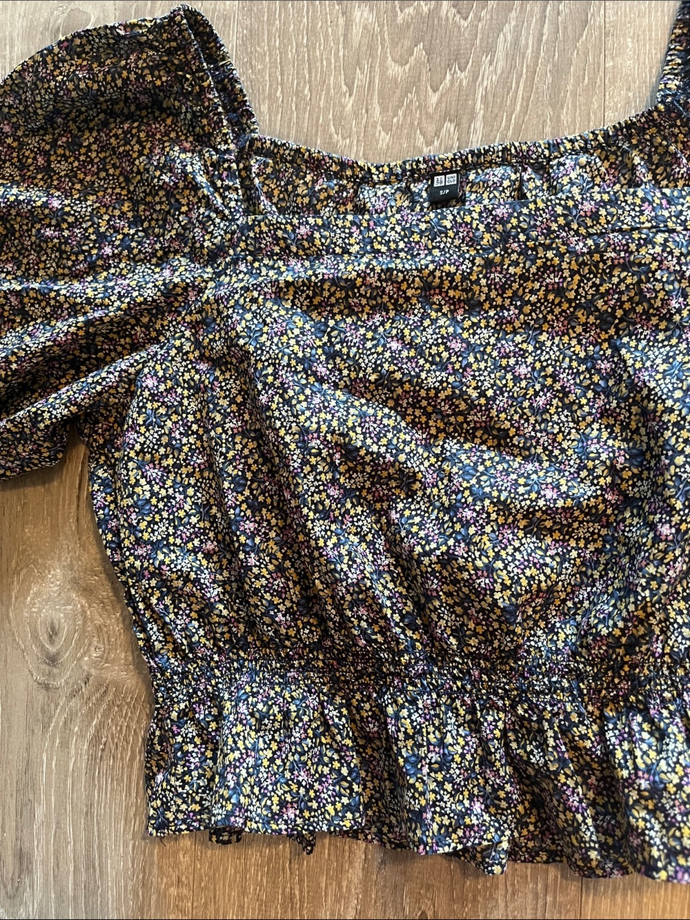 Uniqlo ditsy Floral Puff Sleeve Smocked Crop Top. Small. Lightweight cotton